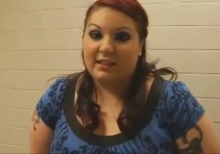 Запертая в туалете толстушка случайно попала на BBW порно кастинг