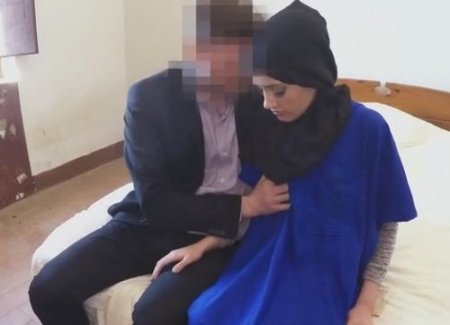 Мужик с большим членом развел мусульманку на минет и секс в номере
