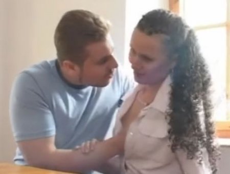 Посетитель развел на секс в закусочной милую кучерявую официантку