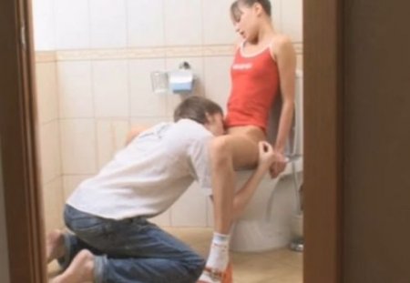 Желанной девушке даже сидя на унитазе не сложно кончить от парня