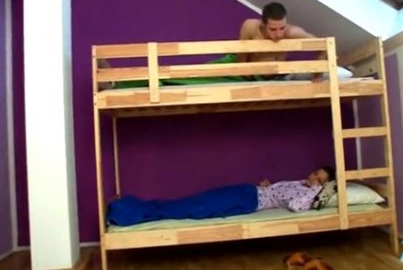 Брат трахал сестру в пижаме и случайно кончил себе на лицо
